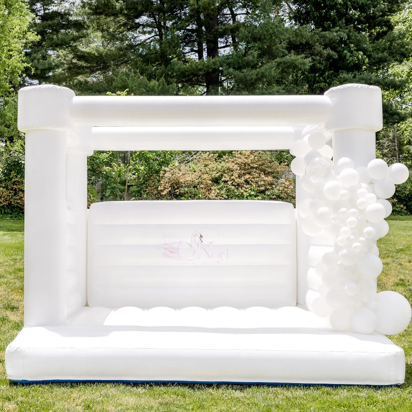 Надуваем замък за подскачане