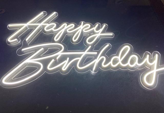 Неонов надпис "Happy birthday"