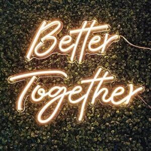 Неонов надпис "Better together"